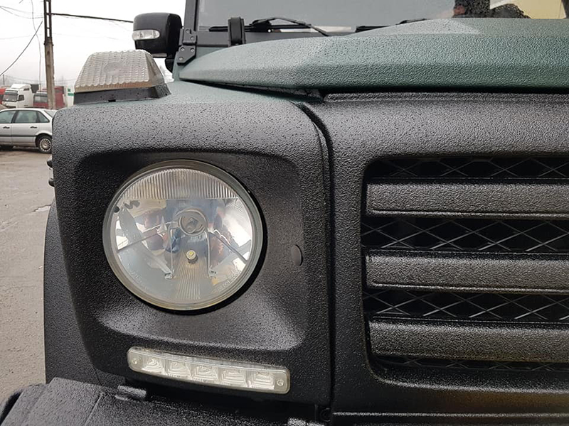 Защита кузова внедорожника Mercedes-Benz Geländewagen полимерным покрытием Line-X