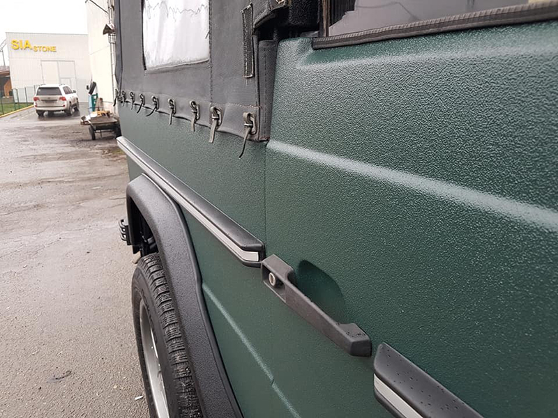 Защита кузова внедорожника Mercedes-Benz Geländewagen полимерным покрытием Line-X