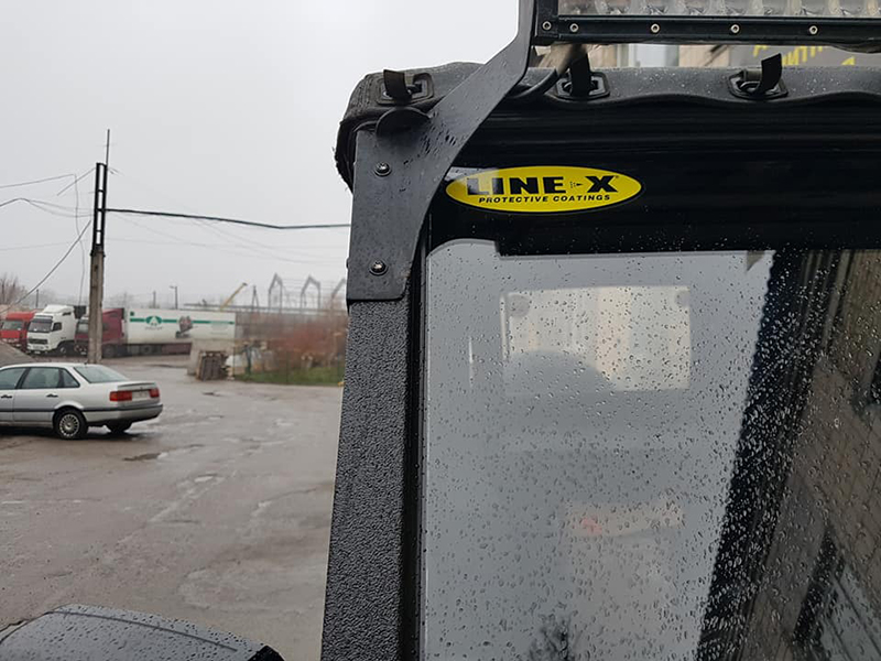 Защита кузова внедорожника Mercedes-Benz Geländewagen полимерным покрытием Line-X