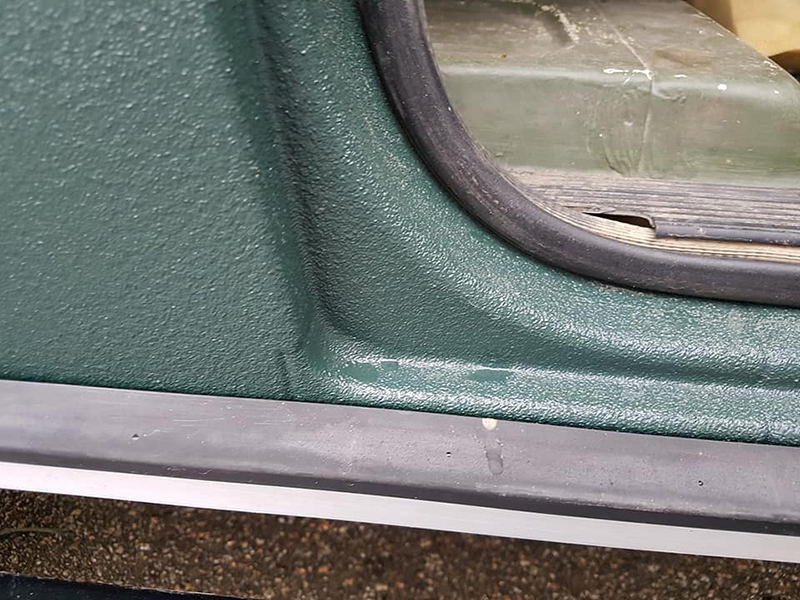 Защита кузова внедорожника Mercedes-Benz Geländewagen полимерным покрытием Line-X