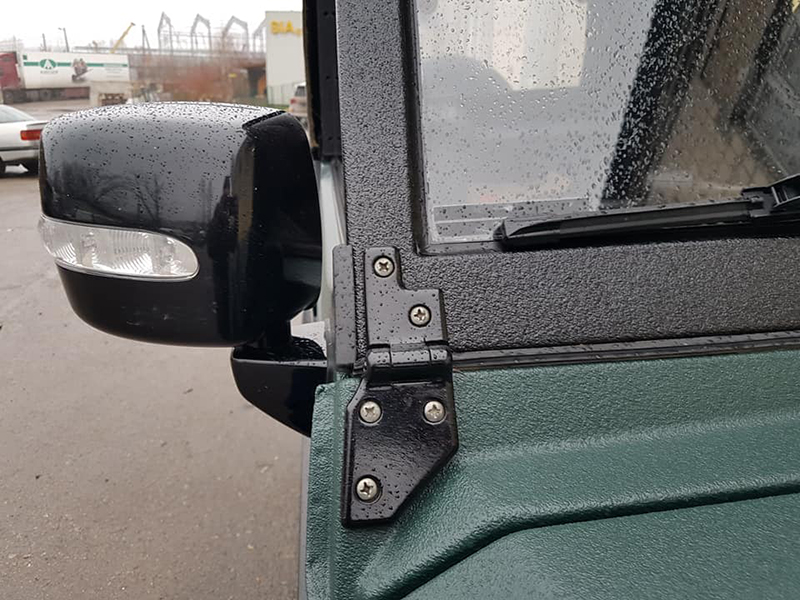 Защита кузова внедорожника Mercedes-Benz Geländewagen полимерным покрытием Line-X