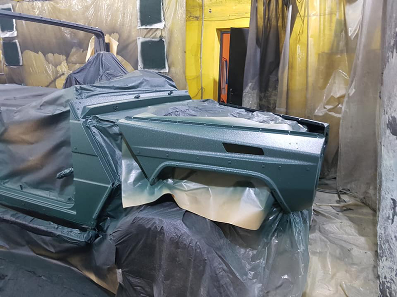Защита кузова внедорожника Mercedes-Benz Geländewagen полимерным покрытием Line-X