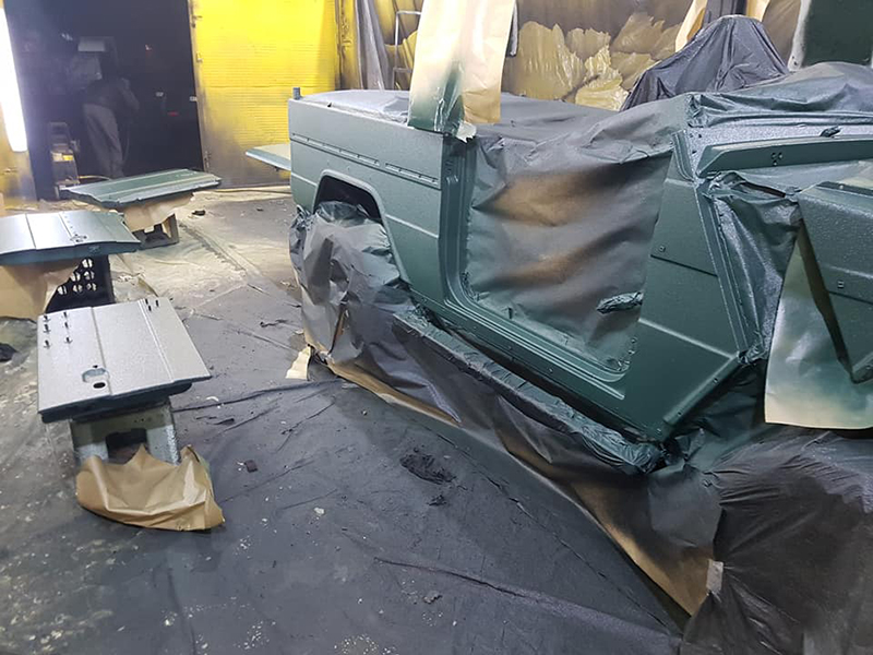 Защита кузова внедорожника Mercedes-Benz Geländewagen полимерным покрытием Line-X