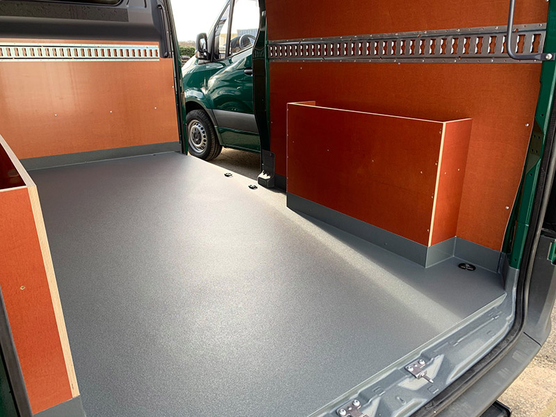 Защита пола фургона покрытием Line-X