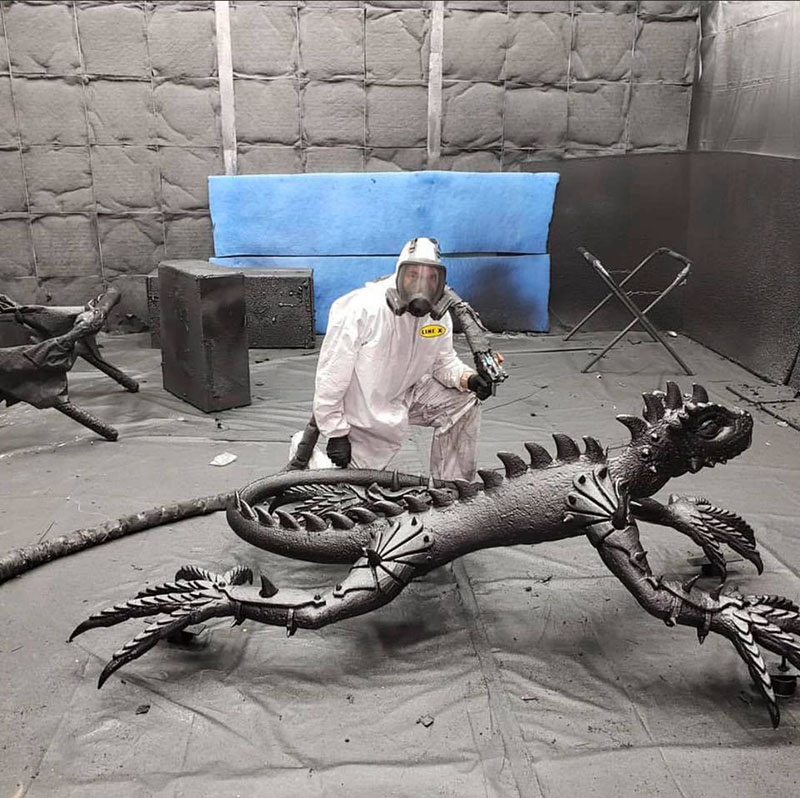 Защитное полимерное покрытие Line-X идеально подходит для придания прочности скульптурам из вспененных пластмасс