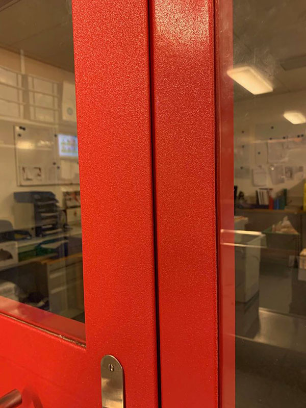 Защита покрытием Line-X межкомнатных перегородок в столовой больницы