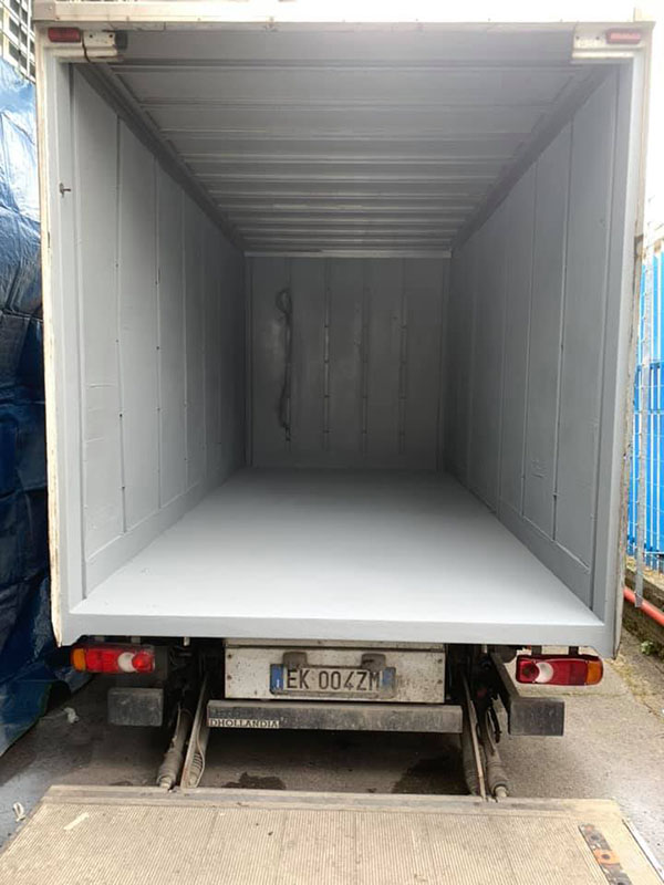 Защита грузового отделения фургона от царапин при перевозке грузов полимерным покрытием Line-X