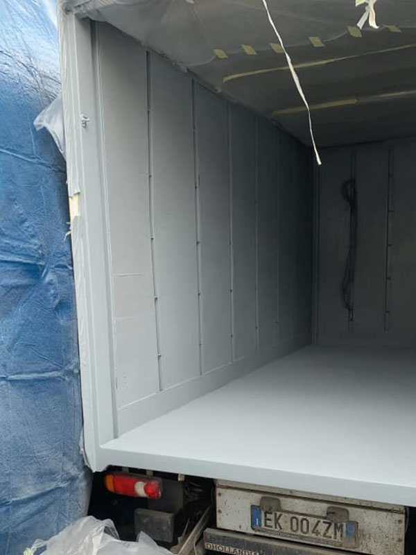 Защита грузового отделения фургона от царапин при перевозке грузов полимерным покрытием Line-X