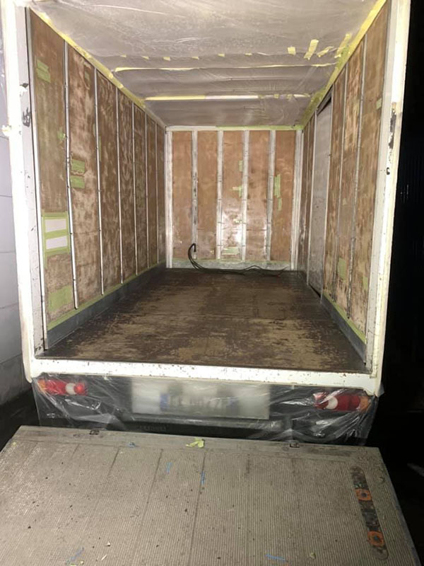 Защита грузового отделения фургона от царапин при перевозке грузов полимерным покрытием Line-X