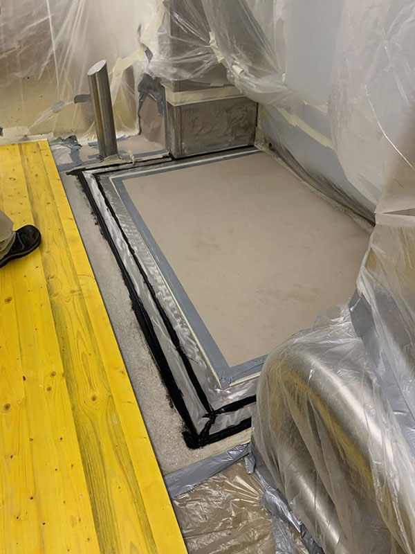 Защита покрытием Line-X порога перед промышленным холодильником