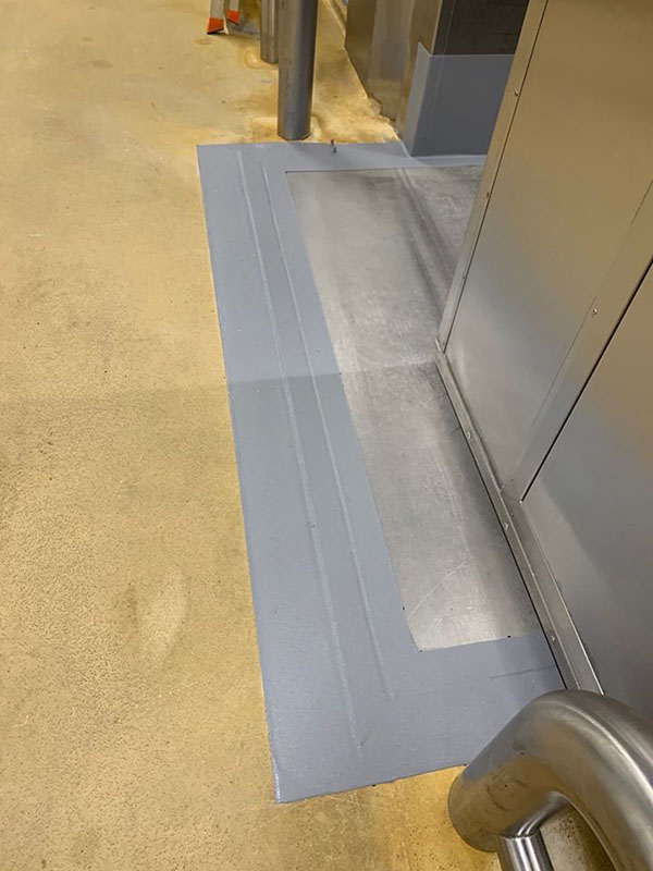 Защита покрытием Line-X порога перед промышленным холодильником