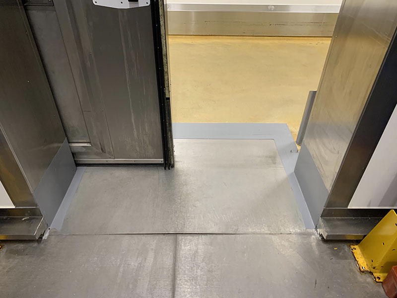 Защита покрытием Line-X порога перед промышленным холодильником