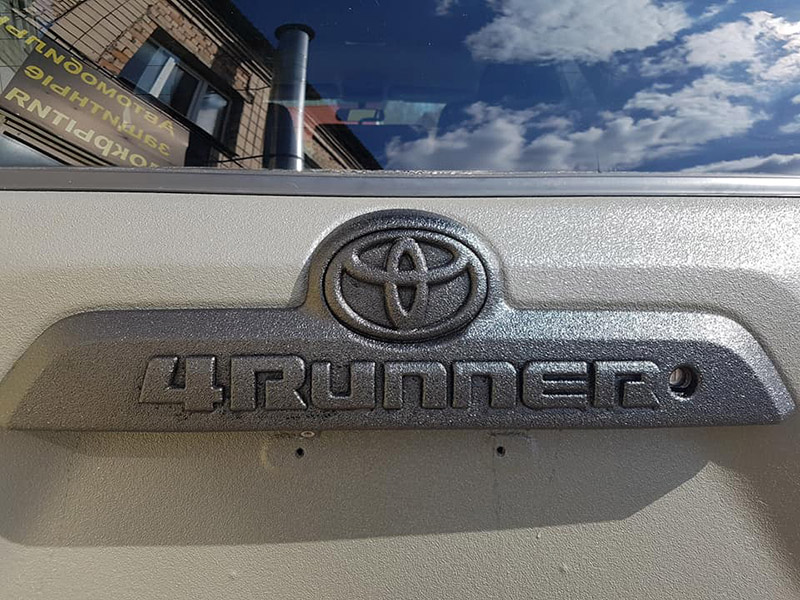 Покраска внедорожника Toyota 4runner защитным покрытием Line-X