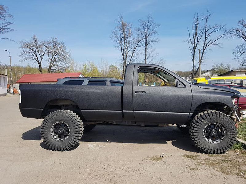Dodge RAM 2500 переходит на темную сторону с защитным покрытием Line-X