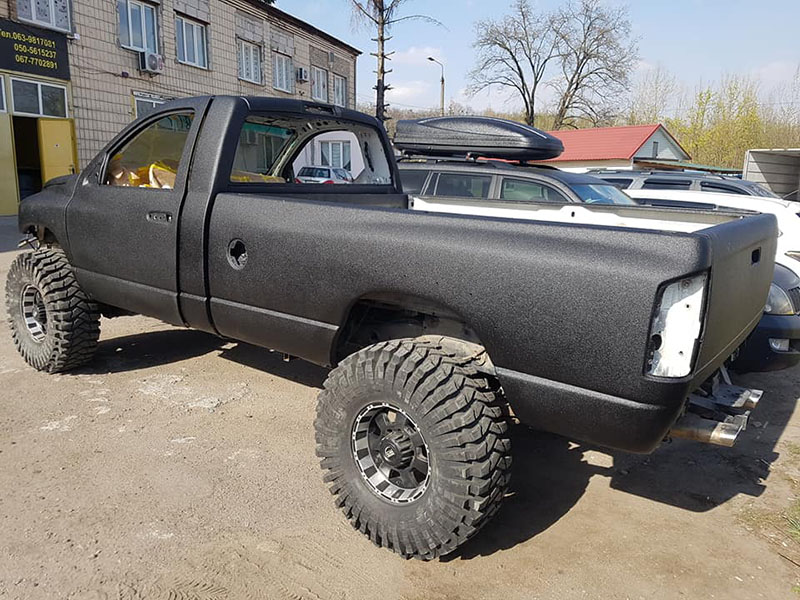 Dodge RAM 2500 переходит на темную сторону с защитным покрытием Line-X