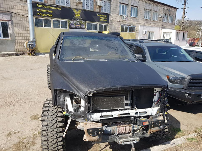 Dodge RAM 2500 переходит на темную сторону с защитным покрытием Line-X