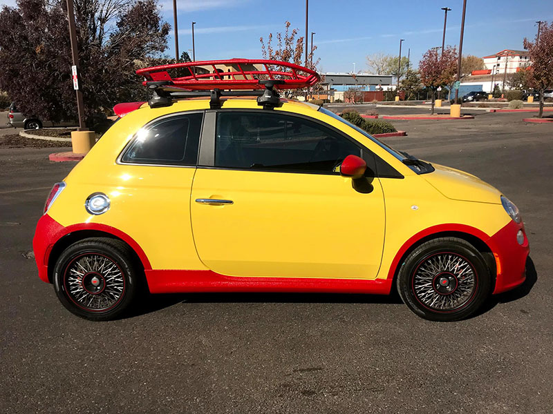 Яркая антигравийная юбка из Line-X на Fiat 500