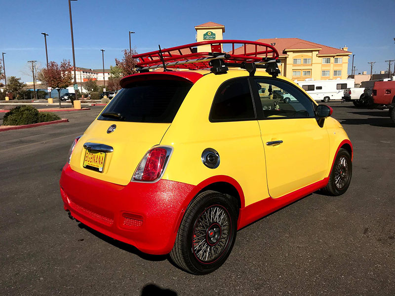 Яркая антигравийная юбка из Line-X на Fiat 500