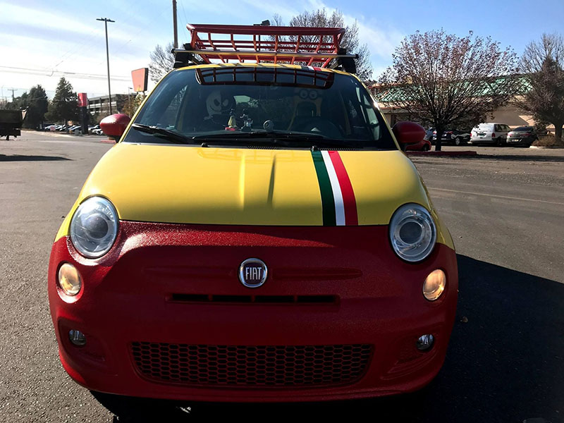 Яркая антигравийная юбка из Line-X на Fiat 500