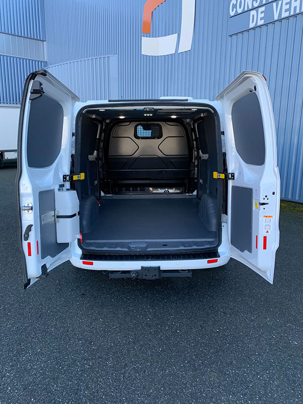 Защита грузового отделения фургона покрытием Line-X