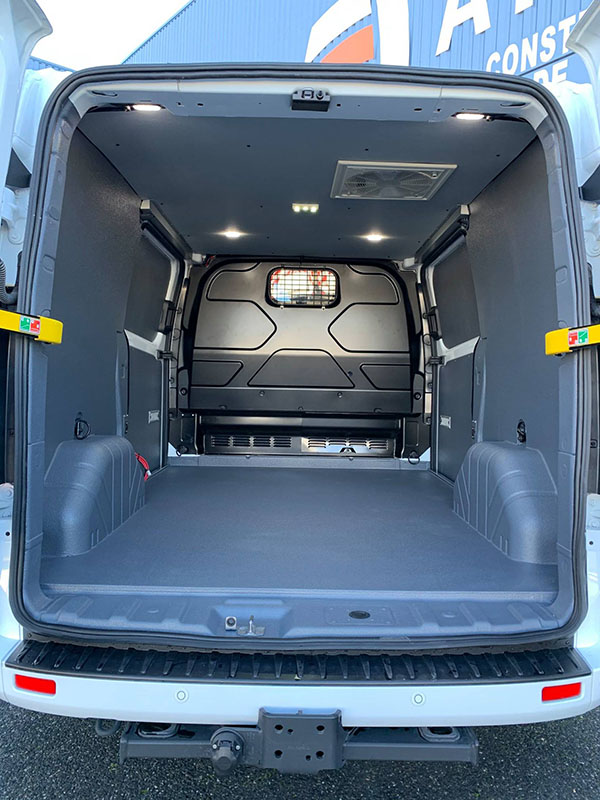 Защита грузового отделения фургона покрытием Line-X