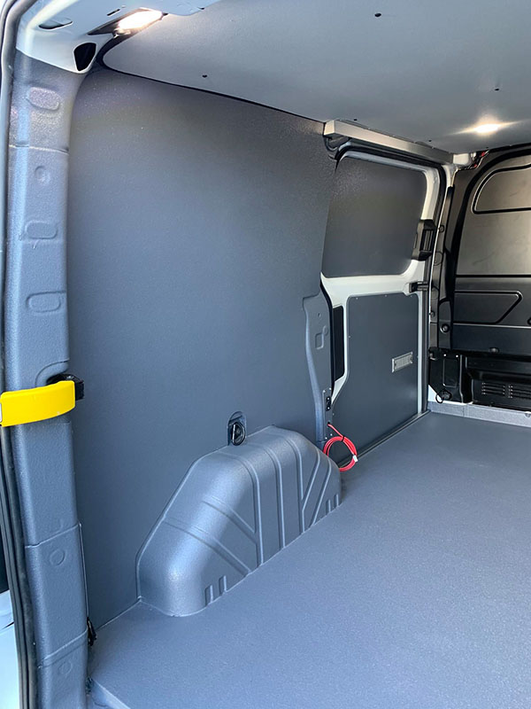 Защита грузового отделения фургона покрытием Line-X