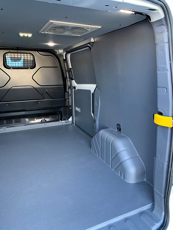 Защита грузового отделения фургона покрытием Line-X