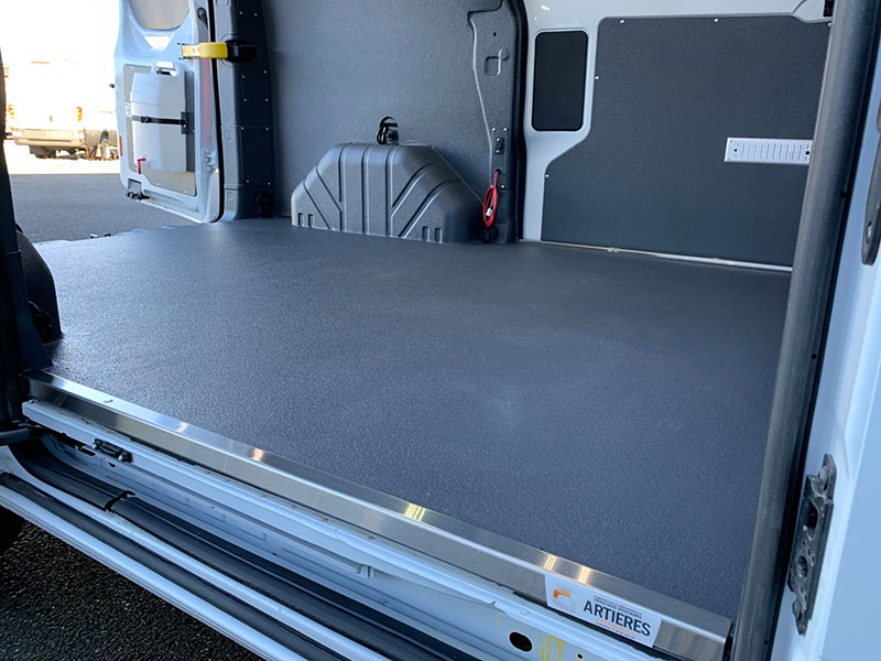 Защита грузового отделения фургона покрытием Line-X