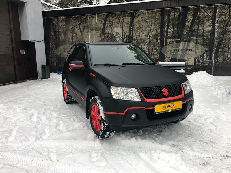 Suzuki Vitara в защитной полимерной броне Line-X красно-черного цвета