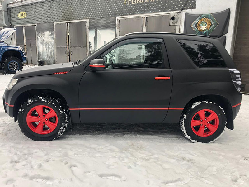 Suzuki Vitara в защитной полимерной броне Line-X красно-черного цвета