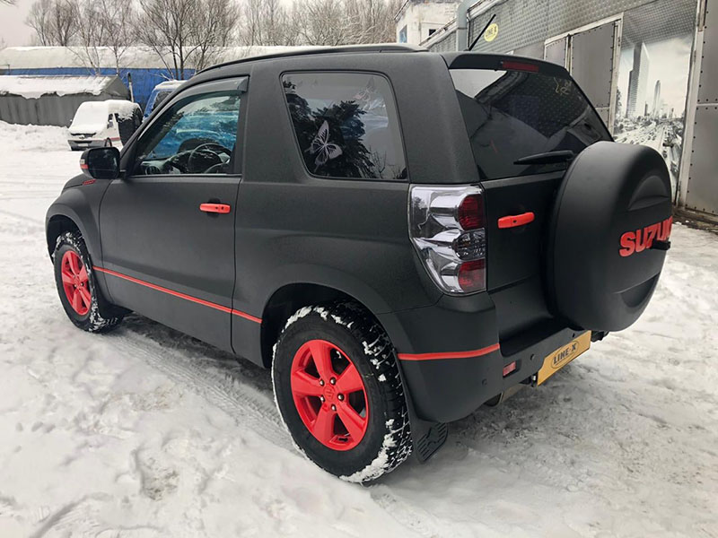 Suzuki Vitara в защитной полимерной броне Line-X красно-черного цвета