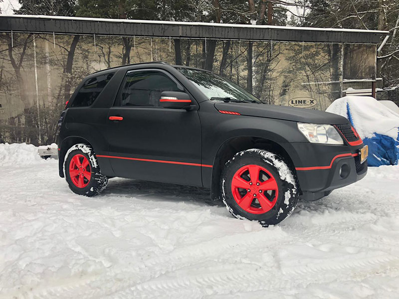 Suzuki Vitara в защитной полимерной броне Line-X красно-черного цвета