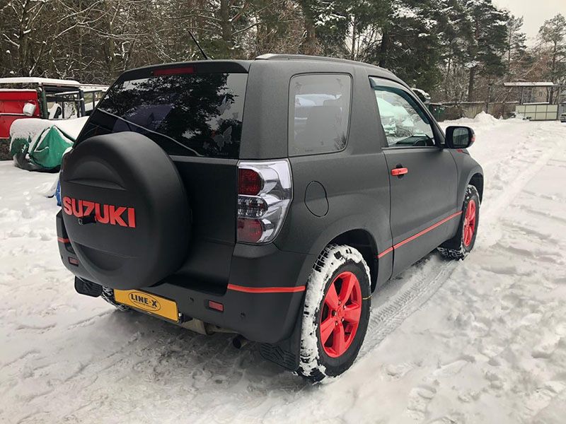 Suzuki Vitara в защитной полимерной броне Line-X красно-черного цвета