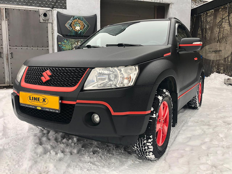 Suzuki Vitara в защитной полимерной броне Line-X красно-черного цвета