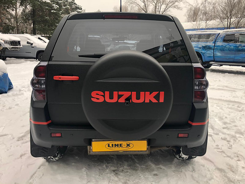 Suzuki Vitara в защитной полимерной броне Line-X красно-черного цвета