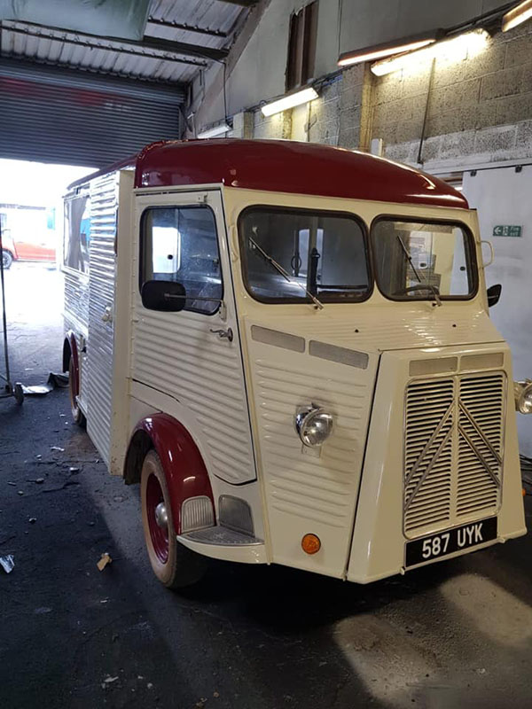 Классический фургон Citroën c новым полом из Line-X
