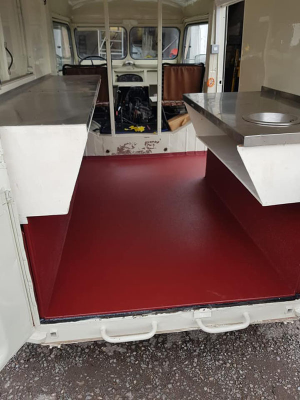 Классический фургон Citroën c новым полом из Line-X