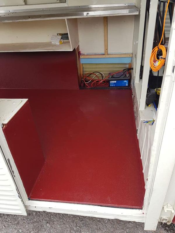 Классический фургон Citroën c новым полом из Line-X