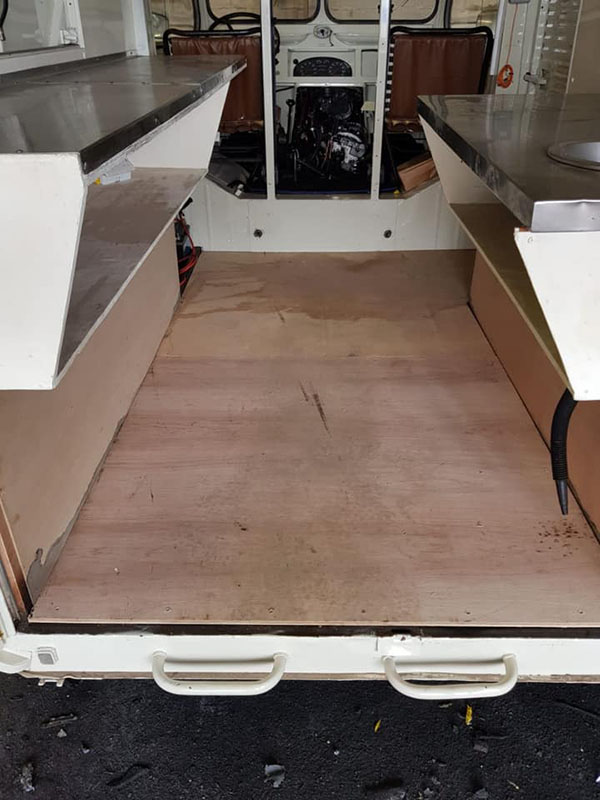 Классический фургон Citroën c новым полом из Line-X