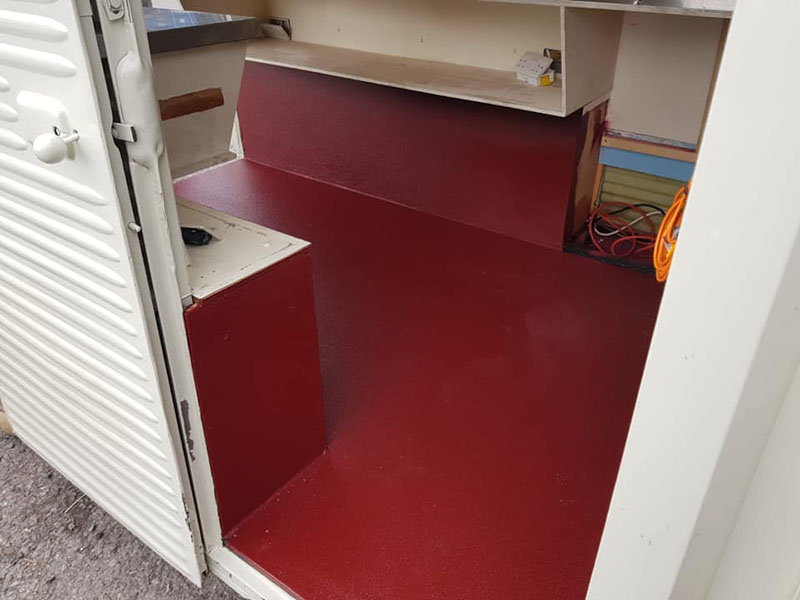 Классический фургон Citroën c новым полом из Line-X