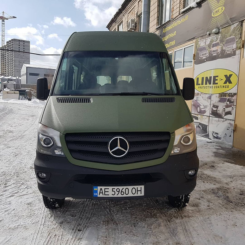 Защита полноприводного автобуса Mercedes-benz Sprinter 4×4 от коррозии и царапин покрытием Line-X