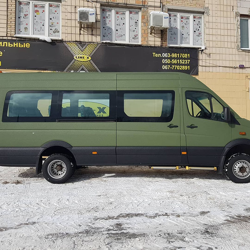 Защита полноприводного автобуса Mercedes-benz Sprinter 4×4 от коррозии и царапин покрытием Line-X