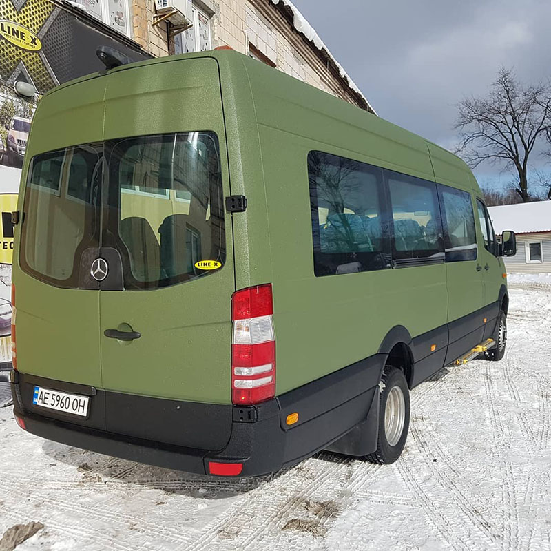 Защита полноприводного автобуса Mercedes-benz Sprinter 4×4 от коррозии и царапин покрытием Line-X