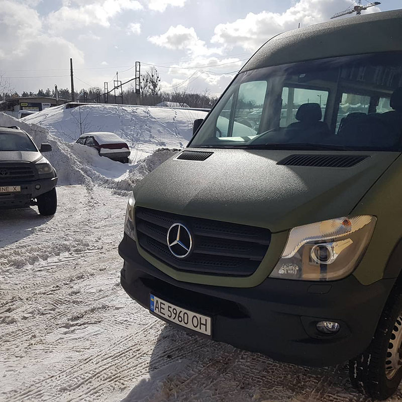 Защита полноприводного автобуса Mercedes-benz Sprinter 4×4 от коррозии и царапин покрытием Line-X
