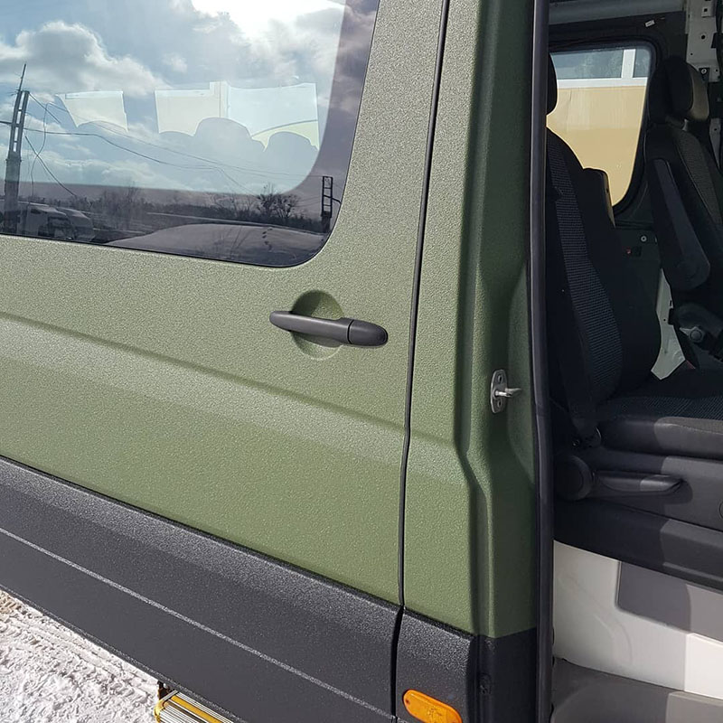 Защита полноприводного автобуса Mercedes-benz Sprinter 4×4 от коррозии и царапин покрытием Line-X