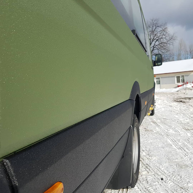 Защита полноприводного автобуса Mercedes-benz Sprinter 4×4 от коррозии и царапин покрытием Line-X
