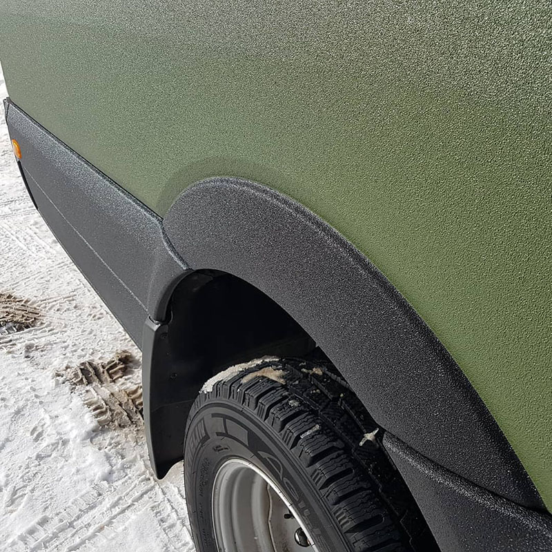 Защита полноприводного автобуса Mercedes-benz Sprinter 4×4 от коррозии и царапин покрытием Line-X