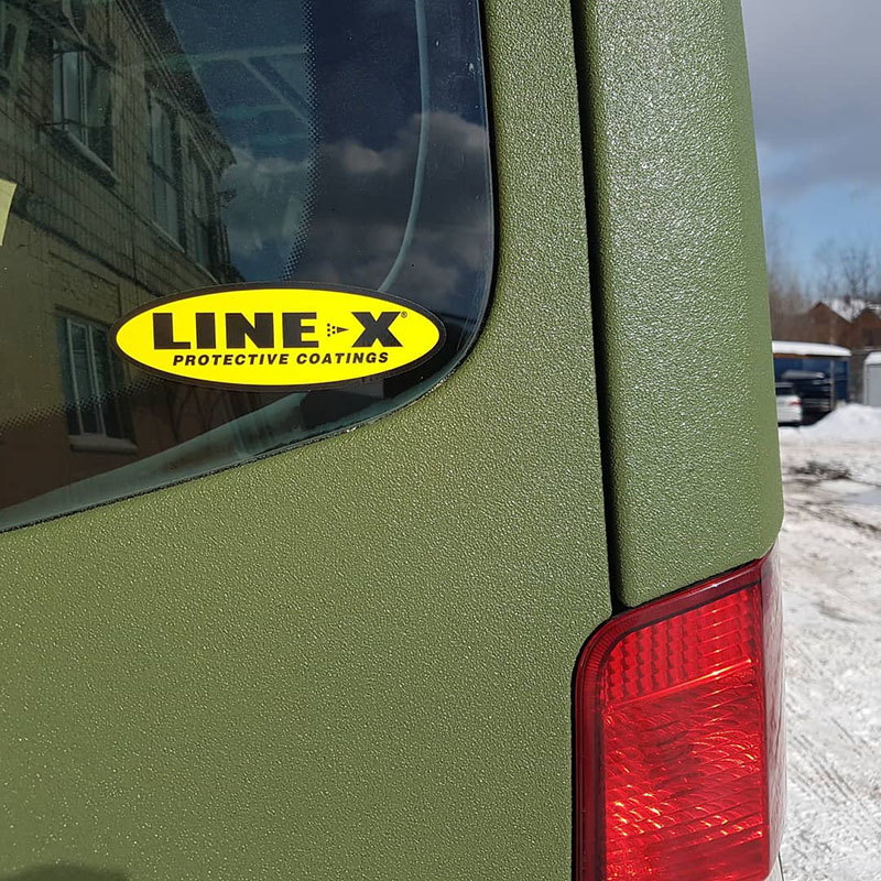 Защита полноприводного автобуса Mercedes-benz Sprinter 4×4 от коррозии и царапин покрытием Line-X