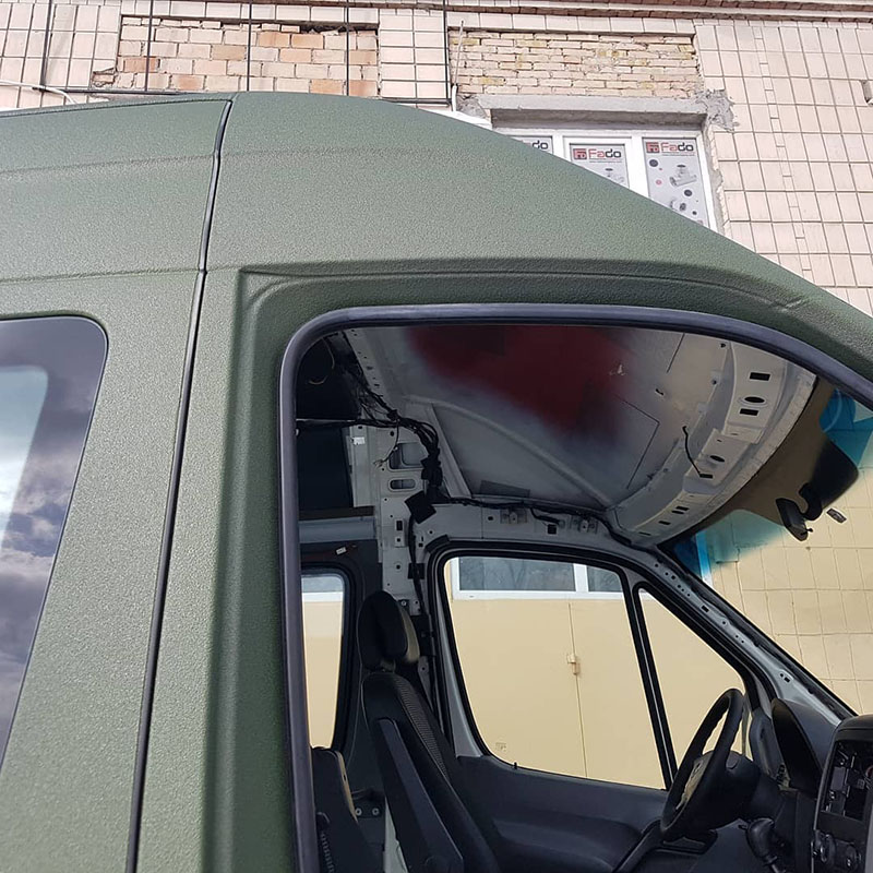 Защита полноприводного автобуса Mercedes-benz Sprinter 4×4 от коррозии и царапин покрытием Line-X