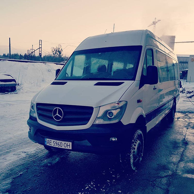 Защита полноприводного автобуса Mercedes-benz Sprinter 4×4 от коррозии и царапин покрытием Line-X